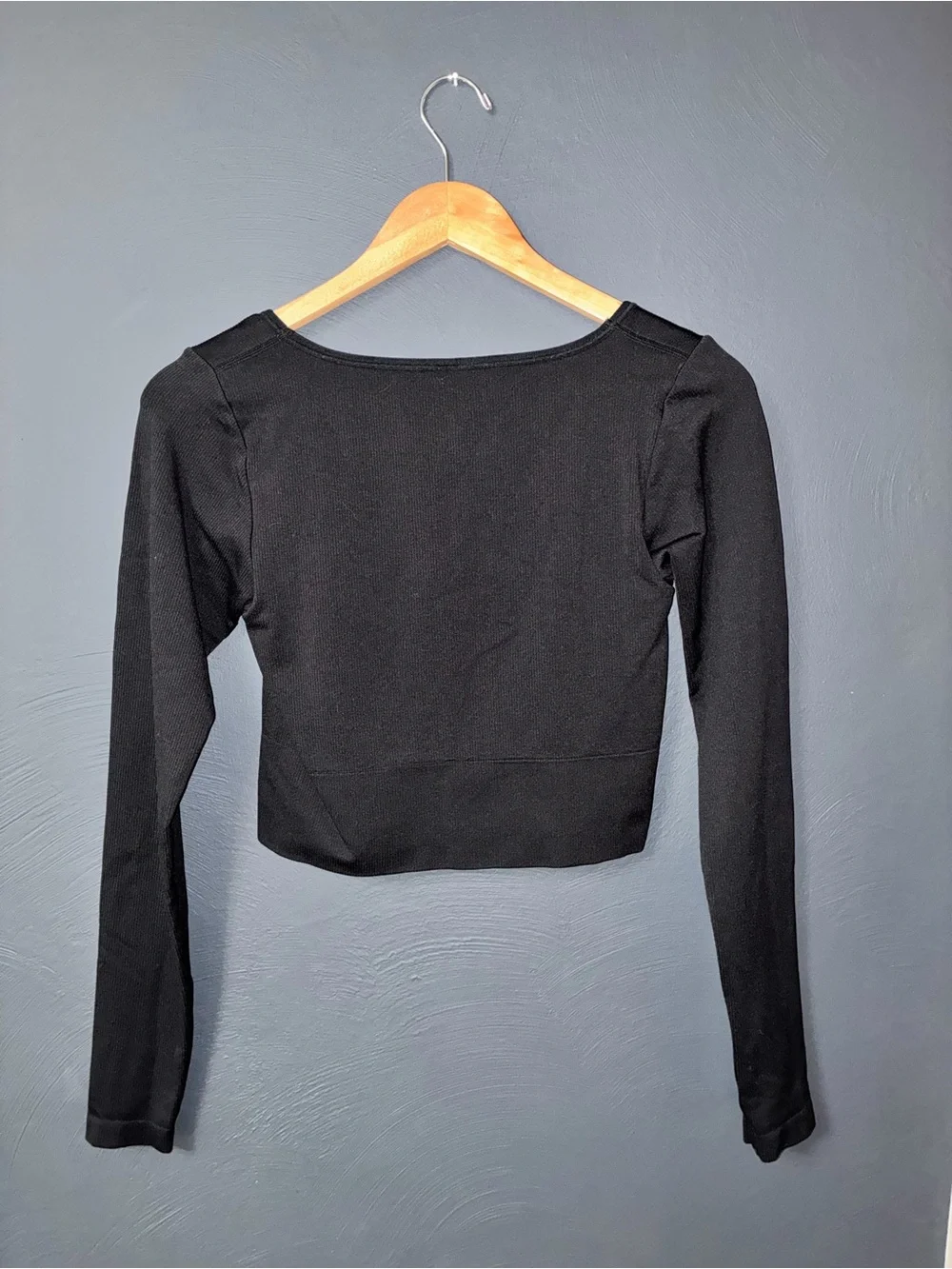 Athleta Aurora Black Long-Sleeve Scoop Crop Top - Picture 4 of 4